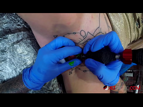 ❤️ Musikana ane nyora zvakanyanya Sully Savage akawana tattoo pa clitoris yake pa %sn.porn-tub-sexer.ru % ❌❤